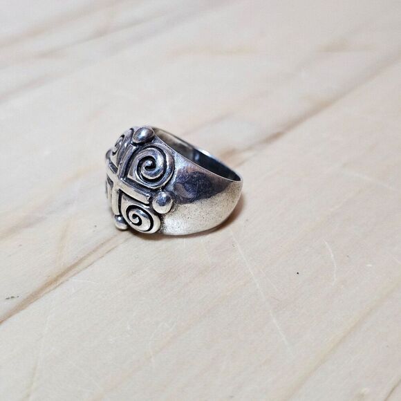 Sterling Silver 925 Cross Design Dome Style Ring Size 7 Weighs 8 Grams - Picture 2 of 6